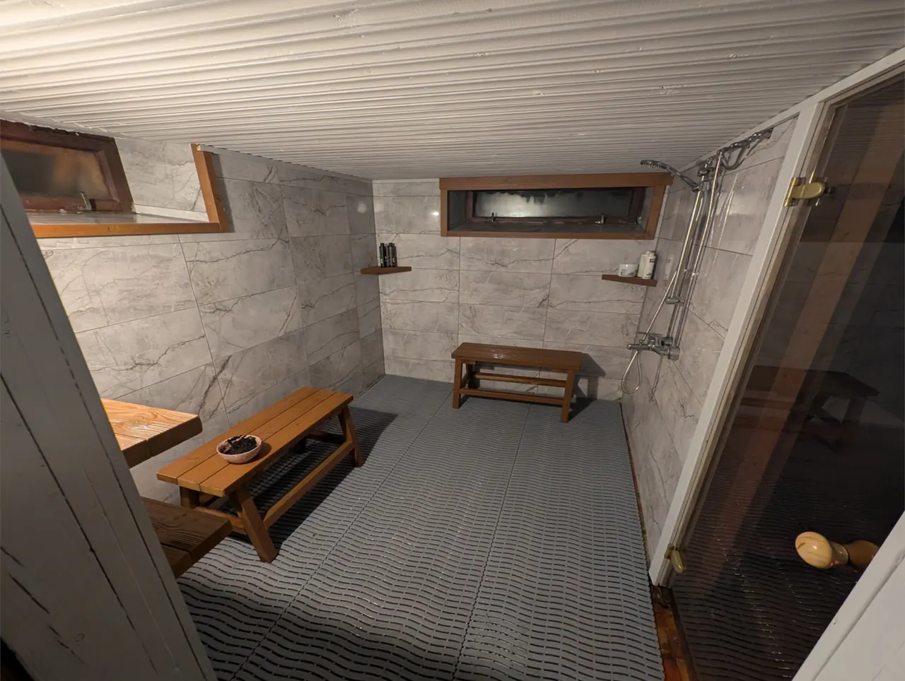 Sauna eesruum pärast renoveerimist