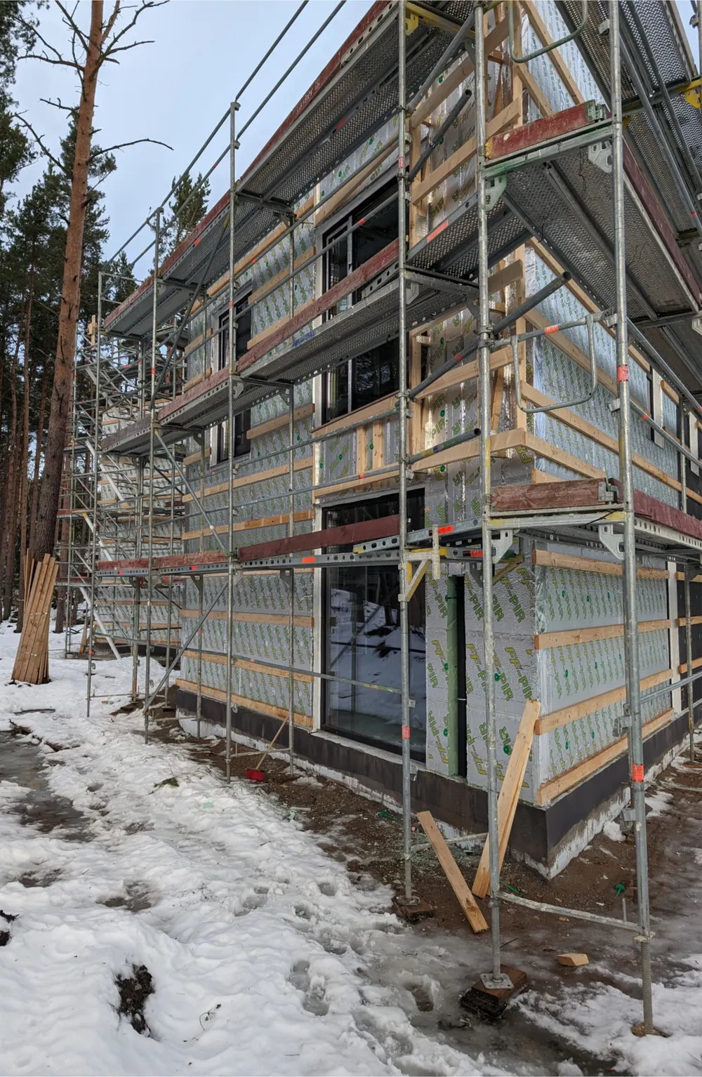 Fassaadi soojustustööd tellingutel