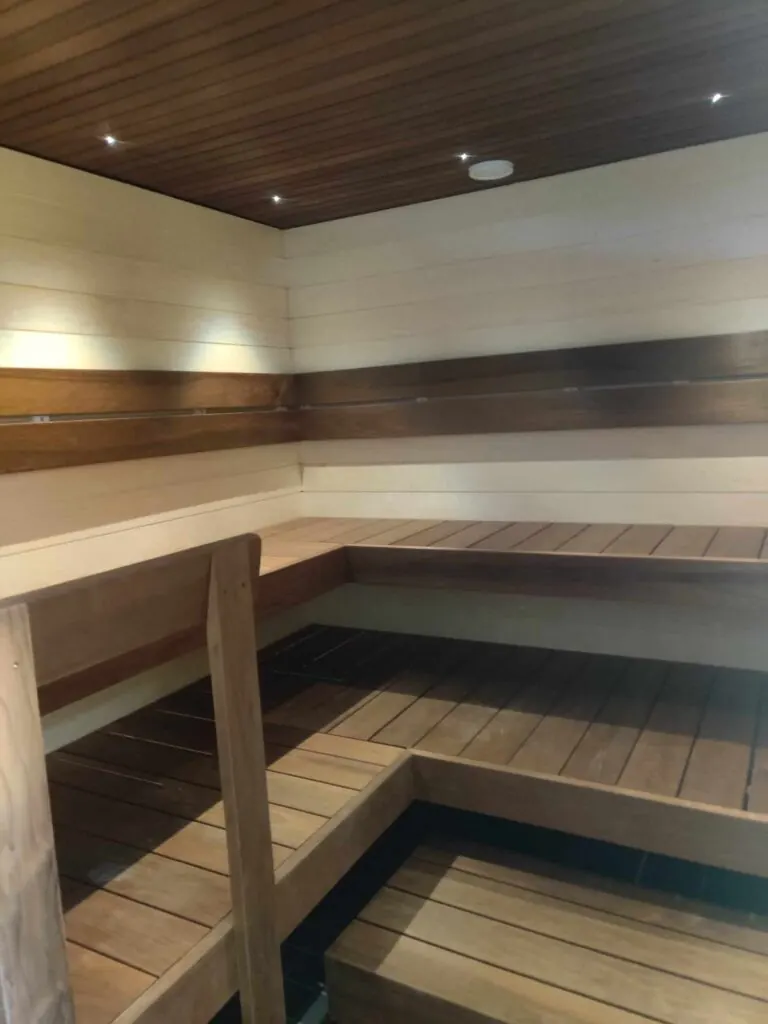 Valminud sauna leiliruum heledast puidust