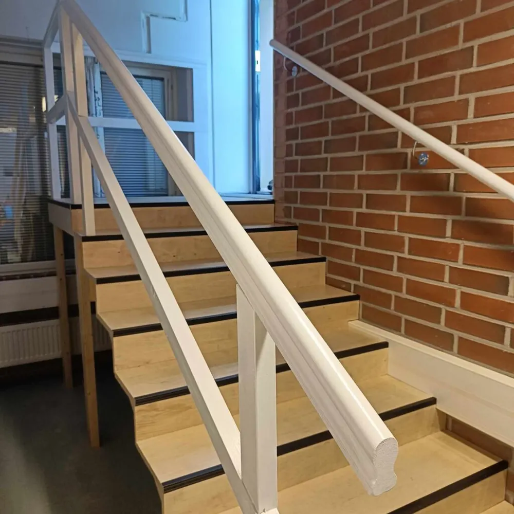 Valminud sisetrepp ja viimistletud tellissein